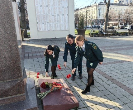 В Краснодаре сотрудники Южного управления возложили цветы бюсту маршала Георгия Жукова