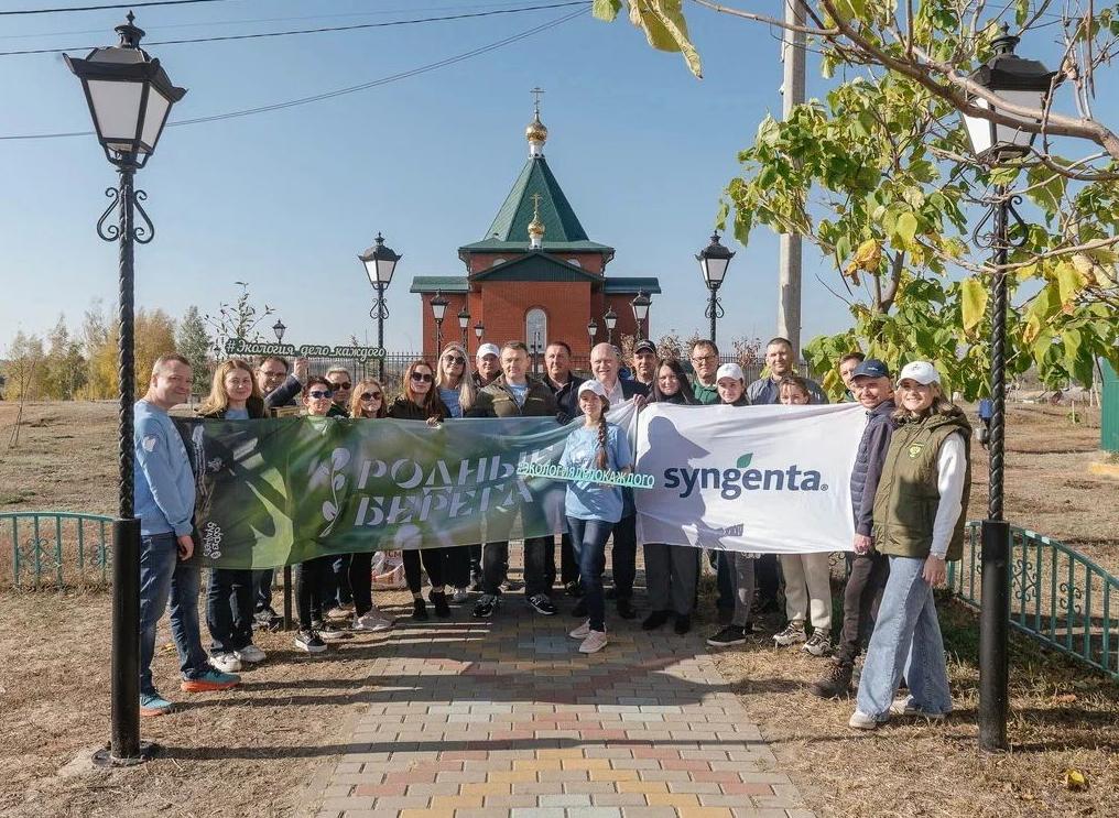 Алексей Карякин призвал участников экомероприятия по посадке деревьев, организованного в рамках акции «Родные берега», поддержать премию «Экология – дело каждого»