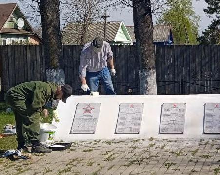 Сотрудники СЗМУ Росприроднадзора благоустроили мемориал советским воинам в п. Пролетарий Новгородской области