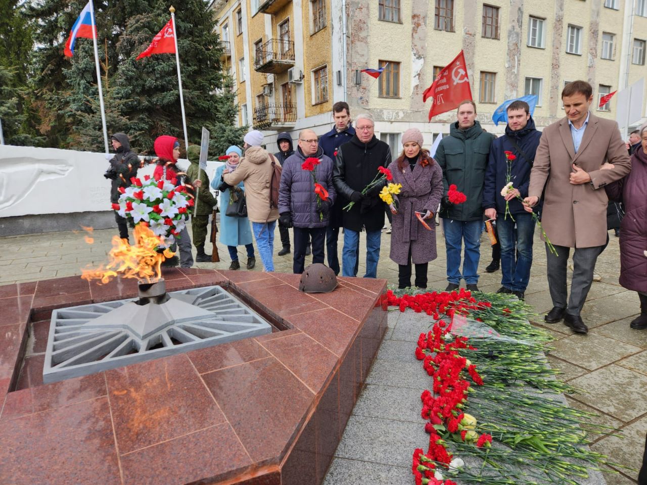 В Кирове сотрудники Росприроднадзора возложили цветы к Вечному огню у Обелиска Воинам-кировчанам