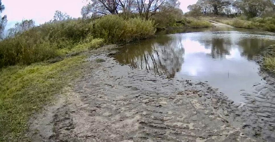 В ходе выездного обследования р. Цон и её водоохранной зоны в Орловской области установлен факт распашки земли и наличие следов от протекторов шин