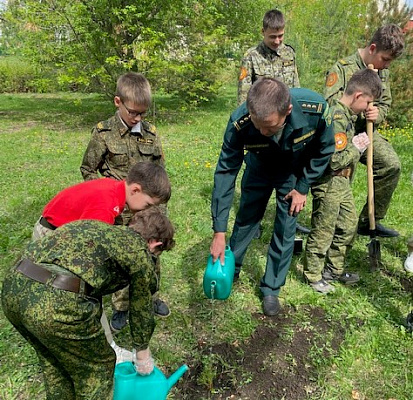 В Набережных Челнах сотрудники Росприроднадзора вместе с лауреатами II сезона премии «Экология - дело каждого» посадили саженцы