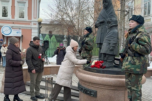 В Красноярске сотрудники Енисейского управления Росприроднадзора возложили цветы к памятнику «Детям войны»