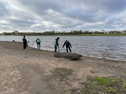 В Великом Новгороде воспитанники СШ «Электрон» и сотрудники СЗМУ Росприроднадзора очистили от мусора берег реки Волхов