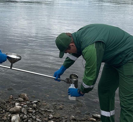 В Самаре сотрудники Росприроднадзора взяли пробы воды и донных отложений р. Волга в рамках реализации проекта «Народная карта»