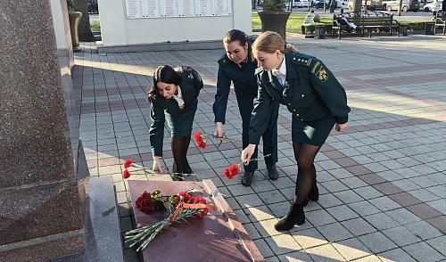 В Краснодаре сотрудники Южного управления возложили цветы бюсту маршала Георгия Жукова