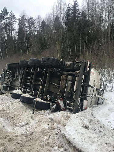 На месте ДТП с бензовозом в Ярославской области взяты пробы почвы.