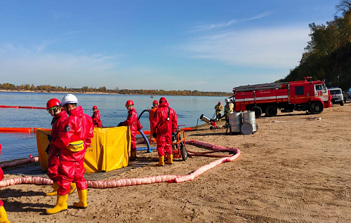 Нижегородский Росприроднадзор проконтролировал ход учений по ликвидации разлива нефтепродуктов в Волгу