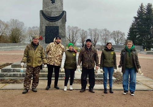 Сотрудники СЗМУ Росприроднадзора приняли участие в благоустройстве мемориала в Гостилицах