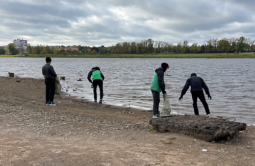 В Великом Новгороде воспитанники СШ «Электрон» и сотрудники СЗМУ Росприроднадзора очистили от мусора берег реки Волхов