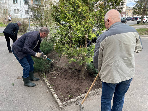 В Пскове и Великом Новгороде сотрудники СЗМУ Росприроднадзора благоустроили территорию, примыкающую к служебным зданиям