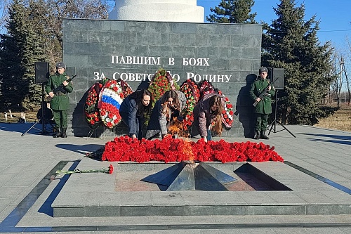 Сотрудники Южного управления Росприроднадзора возложили цветы к мемориалу воинам, освободившим Майкоп от немецко-фашистских захватчиков