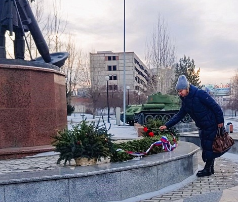 Сотрудники Енисейского управления Росприроднадзора возложили цветы к Мемориальному комплексу в честь Победы в Великой Отечественной войне