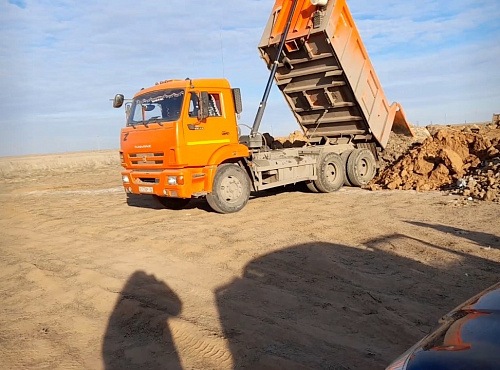 В Волгограде инспекторы Росприроднадзора выявили факт сброса на почву грунта, загрязненного строительными отходами вблизи строящегося комплекса ЖК «Родниковая долина»