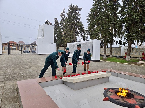 В г. Темрюк сотрудники Росприроднадзора возложили цветы к мемориальному комплексу «Вечный огонь»