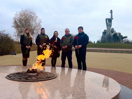 В Ростове-на-Дону сотрудники Черноморо-Азовского морского управления Росприроднадзора возложили цветы к мемориальному комплексу героям Великой Отечественной войны