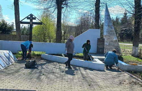 Специалисты ЦЛАТИ по Новгородской области и СЗМУ Росприроднадзора убрали территорию памятника Мстинским партизанам