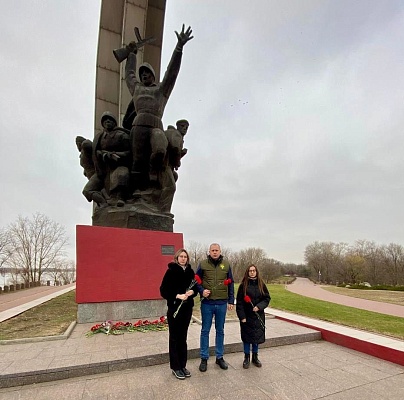 В Ростове-на-Дону сотрудники Росприроднадзора возложили цветы к мемориальному комплексу героям Великой Отечественной войны