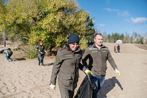 Сотрудники Росприроднадзора и фонд «Экология» очистили берег реки Усмань в Воронеже