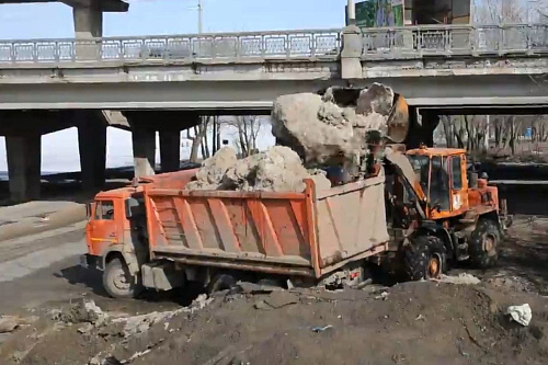 В результате взаимодействия Росприроднадзора и Прокуратуры Воронежской области администрация ликвидирует снегосвалку с водоохранной зоны Воронежского водохранилища