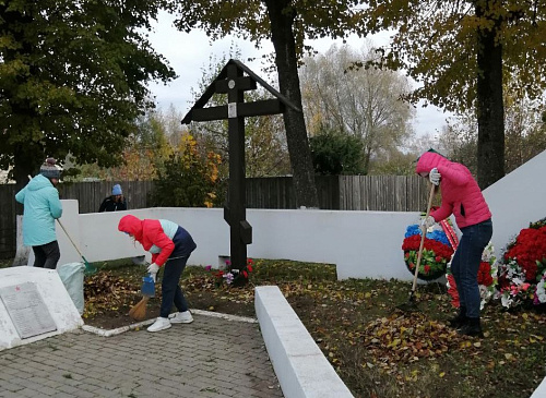 Сотрудники СЗМУ Росприроднадзора провели уборку мемориала советским воинам в п. Пролетарий Новгородской области