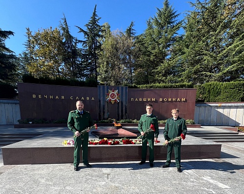 В Сочи сотрудники Черноморо-Азовского морского управления Росприроднадзора возложили цветы к мемориалу героям Великой Отечественной войны