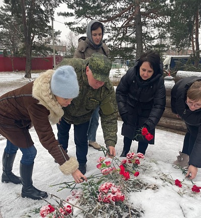 Сотрудники Росприроднадзора по г. Москве и Калужской области возложили цветы к братской могиле солдат Великой Отечественной войны